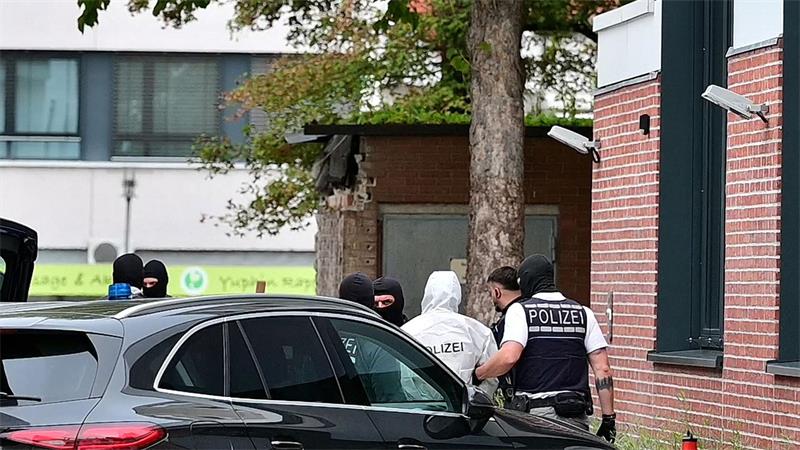 Zwei Männer werden von der Polizei zum Haftrichter am Amtsgericht Nürtingen geführt. Gestern gab es Verhaftungen im Zusammenhang mit einem Brand einer Starlink-Station in Polen im September. 