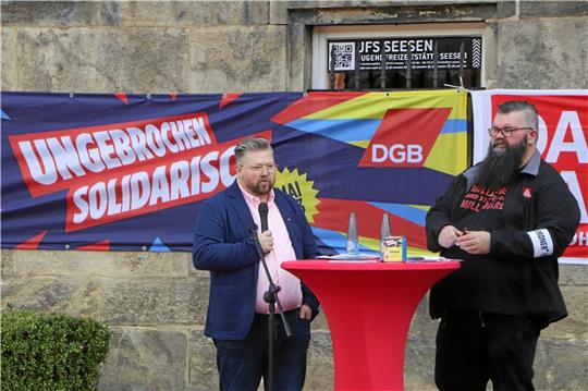 Zwei Mai-Redner am Pult: IG-Metall-Bevollmächtigter Dominik Langosch und der stellvertretende Eviosys-Betriebsratsvorsitzende Marcus Golis (re.). Foto: Gereke