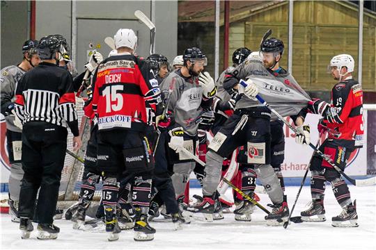 Zwei Mannschaften, die sich nicht immer grün sind, wie schon viele Aufeinandertreffen in der Vergangenheit zeigten: Die Harzer Falken, rechts Erik Pipp, und die Weserstars Bremen. Foto: Drechsler