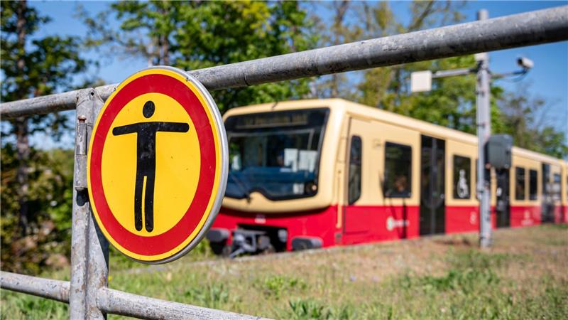 Zwei Menschen kamen beim Surfen auf einer S-Bahn ums Leben.