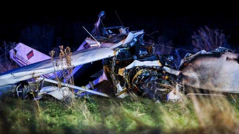 Zwei Menschen sterben bei Absturz von Cessna nahe Soest Zwei Menschen sind bei einem Cessna-Absturz in Bad Sassendorf ums Leben gekommen.