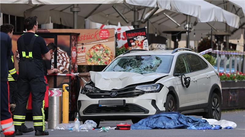 Zwei Menschen sind gestorben, nachdem ein Auto in eine Menschengruppe in Leipzig gefahren ist.