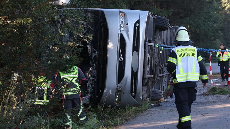 Zwei Tote und viele Verletzte bei Busunfall auf A96 Zwei Menschen starben, zahlreiche weitere wurden zum Teil schwer verletzt.
