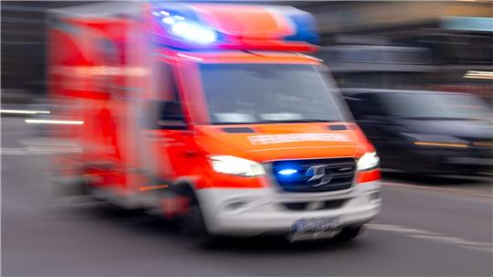 Zwei Menschen werden nach dem Zusammenprall eines Autos und eines Motorrads in ein Krankenhaus gebracht. (Symbolbild)