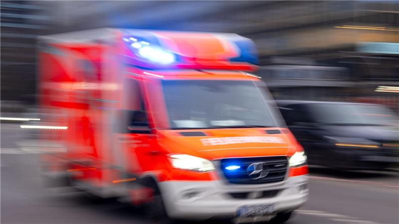 Zwei Menschen werden nach einem Unfall im Landkreis Diepholz schwer verletzt in ein Krankenhaus gebracht. (Symbolbild)