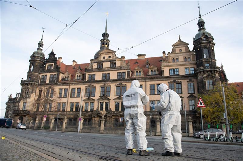 Neue Anklage im Fall Grünes Gewölbe Zwei Mitarbeiter der Spurensicherung stehen vor dem Residenzschloss mit dem Grünen Gewölbe.