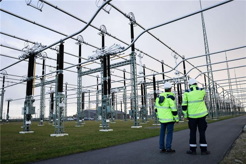 Tennet will mit Bund über Stromnetz-Verkauf verhandeln Zwei Mitarbeiter im Tennet-Umspannwerk Klixbüll/Süd. Der niederländische Netzbetreiber Tennet erwägt den Verkauf seines deutschen Stromnetzes an den Staat.