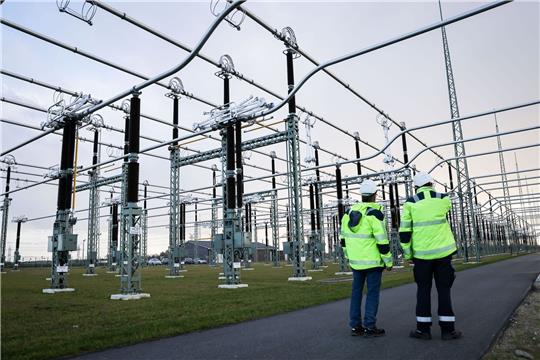 Zwei Mitarbeiter im Tennet-Umspannwerk Klixbüll/Süd. Der niederländische Netzbetreiber Tennet erwägt den Verkauf seines deutschen Stromnetzes an den Staat.