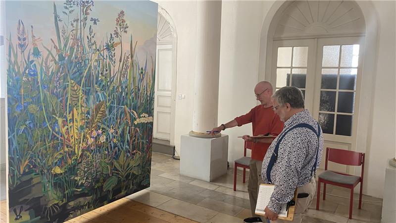 Ausstellung „Natur-Mensch“ in St. Andreasberg fällt 2025 aus Zwei Mitglieder der Jury betrachten in der Martini-Kirche das Siegerbild des Jahres 2024.