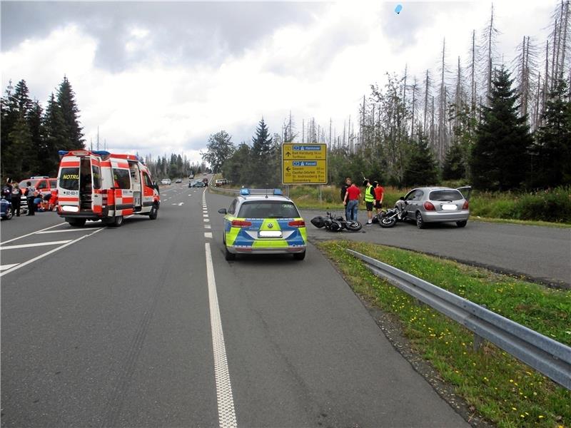 Zwei Motorradfahrerinnen im Alter von 21 und 54 Jahren aus dem Landkreis Gifhorn sind am Samstag bei einem Verkehrsunfall an der Abzweigung Oderteich schwer verletzt worden.  Foto: Polizei