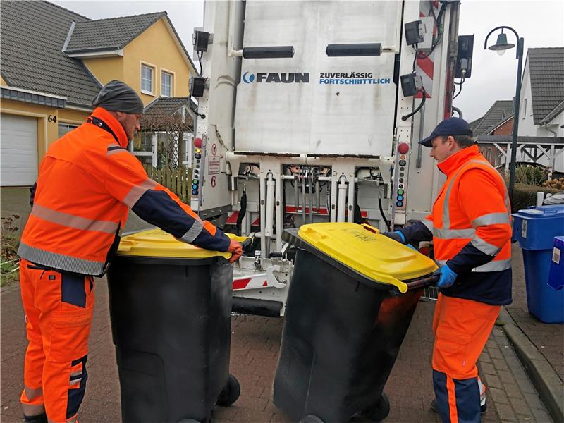 Zwei Müllwerker holen Anfang Januar die gelbe Tonne in Harlingerode ab.  Foto: Stade