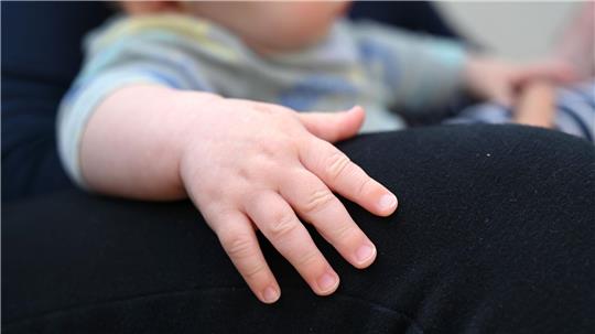 Zwei Mütter sollen die gleichen Rechte haben wie Mutter-Vater-Familien, fordert der Bundesrat. (Symbolbild)