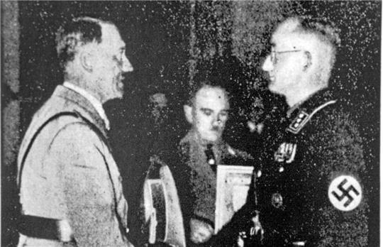 Zwei Nazis in Goslar: Laut Aufzeichnungen dankt Goslars Ehrenbürger Adolf Hitler „dem Parteigenossen Droste“, dem damaligen Oberbürgermeister, für die Verleihung „in einem für Goslar historischen Augenblick“. Repro: Stadtarchiv