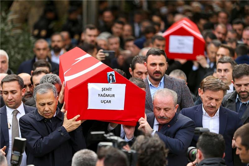 Festnahmen nach Anschlag in Türkei - Regierung in der Kritik Zwei Opfer des Bombenaschlags werden in Istanbul zu Grabe getragen.