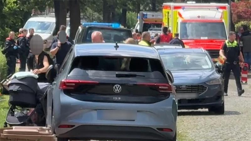 Zwei Personen befinden sich laut Polizei in polizeilichen Maßnahmen, seien aber nicht festgenommen. Festgenommen worden sei nur eine weitere Person – der mutmaßliche Schütze.