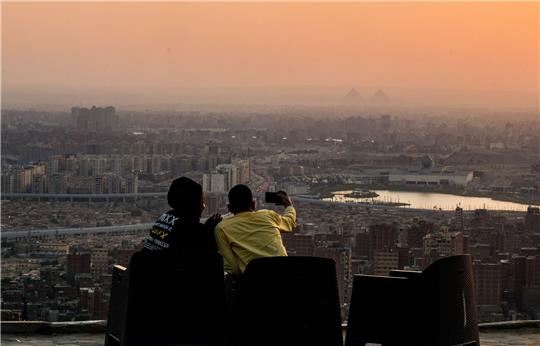 Zwei Personen genießen den Sonnenuntergang in Kairo. Ägypten nimmt eine wichtige Vermittler-Rolle zwischen Israel und der Hamas ein.