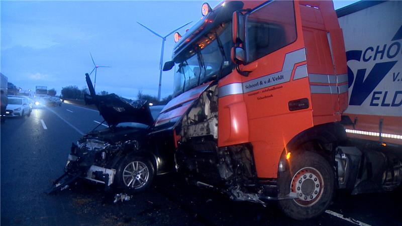 Zwei Pkw sowie zwei Lkw waren an dem Unfall auf der A7 bei Seesen beteiligt.
