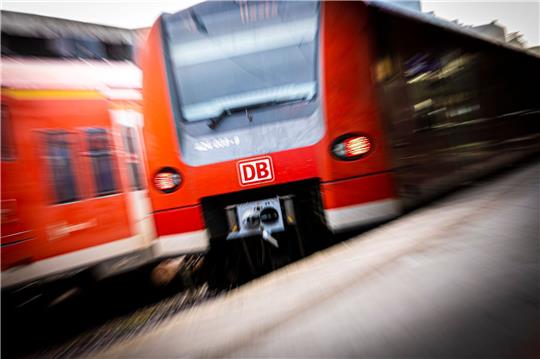 Zwei Regionalbahnen der Deutschen Bahn stehen am Morgen im Hauptbahnhof.
