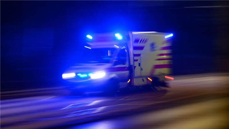 Zwei Rettungssanitäterinnen sind von einer Patientin angegriffen und verletzt worden. (Symbolbild)