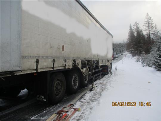 Zwei Sattelzüge stießen am Montag auf der B 242 zusammen, nachdem der Lastwagen eines 24-Jährigen auf der schneeglatten Fahrbahn ins Rutschen geraten war. Foto: Polizei