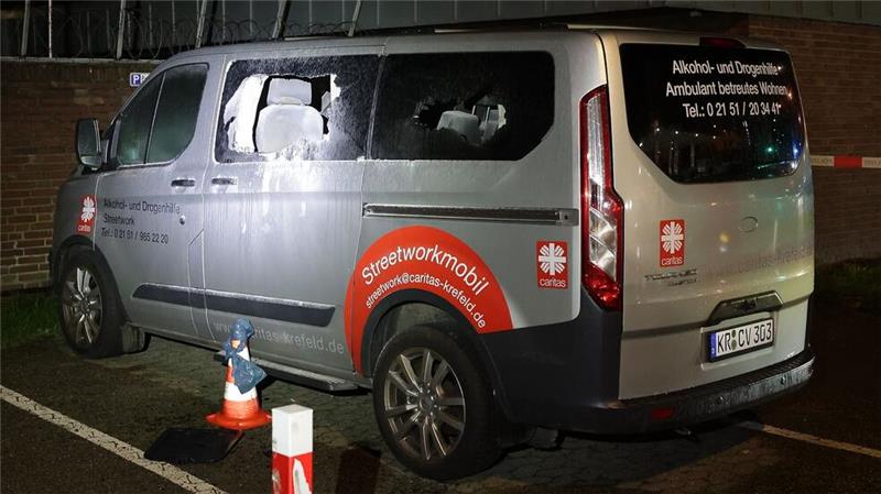 Vorfall in Krefeld: Was wir wissen – und was nicht Zwei Scheiben eines Minibus sind beschädigt worden.