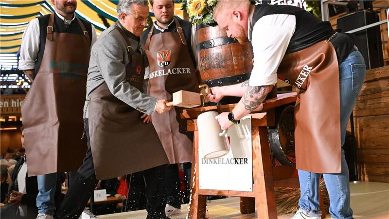 Cannstatter Volksfest mit zwei Schlägen eröffnet Zwei Schläge brauchte Stuttgarts Oberbürgermeister Frank Nopper (CDU) für den Fassanstich.