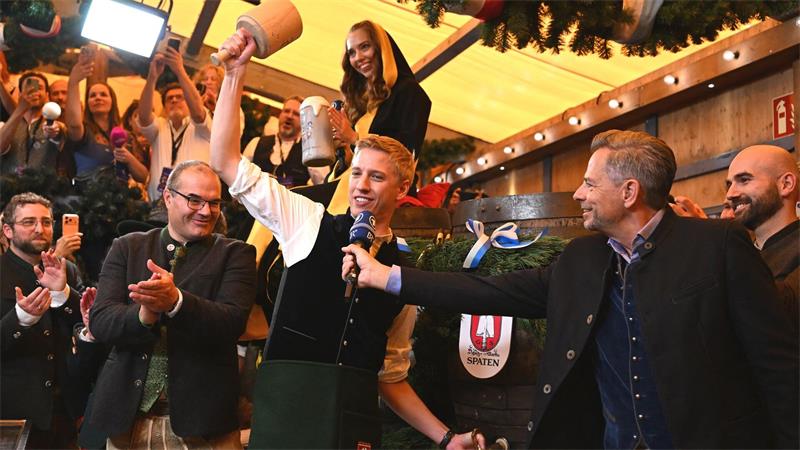 Zwei Schläge reichen: Oberbürgermeister Dominik Krause beim Anstich. 