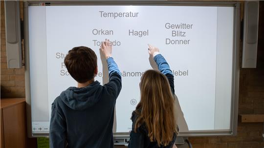 Zwei Schüler arbeiten an einem Smartboard. Die Stadt Braunlage will diese digitalen Tafeln für alle Grundschulen anschaffen.