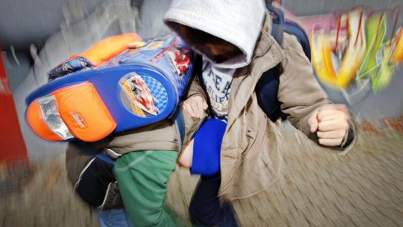 Zwei Schüler prügeln sich auf einem Schulhof: Um soziale Probleme an Schulen zu bewältigen, wurden pädagogische Kräfte eingestellt. Doch viele der Stellen laufen jetzt aus.