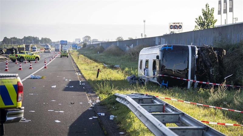Zwei Schulklassen aus Schleswig-Holstein waren auf dem Weg nach Paris, als ihr Reisebus nahe Wezep verunglückte.