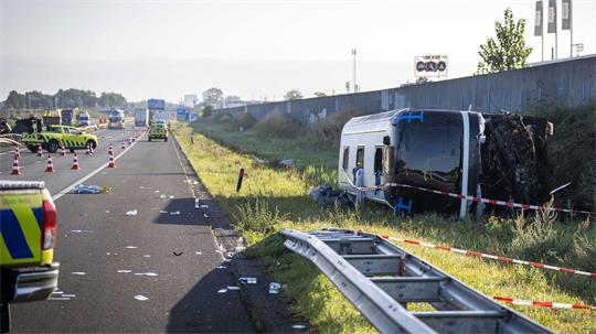 Zwei Schulklassen aus Schleswig-Holstein waren auf dem Weg nach Paris, als ihr Reisebus nahe Wezep verunglückte.