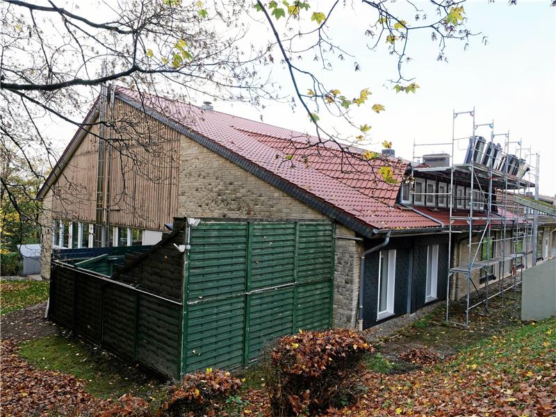 Das Freizeitbad Clausthal-Zellerfeld soll geöffnet bleiben Zwei Seiten des Gebäudes – die im Süden und die im Westen – müssen noch gedämmt werden. Fotos: Potthast
