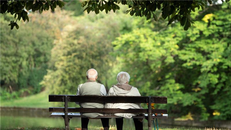 Landkreis Goslar zählt zu den Regionen mit „hohen Risiken“ Zwei Senioren sitzen auf einer Bank im Grünen: Der Bevölkerungsschwund im Landkreis Goslar gilt als einer der Gründe dafür, dass die Zukunftschancen der Region als schlecht bewertet werden.