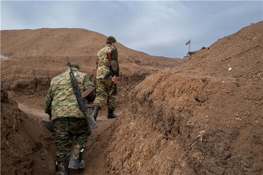 Zwei Soldaten gehen im Februar auf einem Militärposten an der Frontlinie im Latschin-Korridor entlang. Die Lage an der Grenze zu Aserbaidschan ist angespannt.