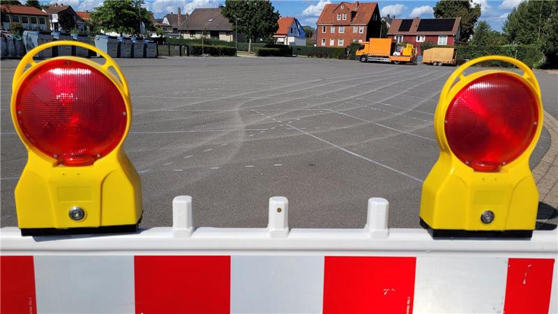 Bad Harzburg: Hier entstehen derzeit Wohnungen und Straßen Zwei Tage lang war der Parkplatz am Freizeitzentrum gesperrt. Hier hat die Stadt neue Markierungen auftragen lassen.