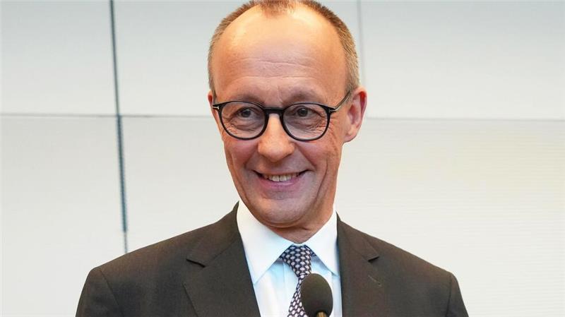 Zwei Tage nach der Bundestagswahl hat die CDU/CSU-Fraktion Friedrich Merz erneut zum Vorsitzenden gewählt. Sollte er Bundeskanzler werden, muss die Fraktion einen neuen Chef bestimmen.