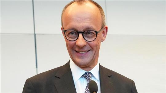 Zwei Tage nach der Bundestagswahl hat die CDU/CSU-Fraktion Friedrich Merz erneut zum Vorsitzenden gewählt. Sollte er Bundeskanzler werden, muss die Fraktion einen neuen Chef bestimmen.