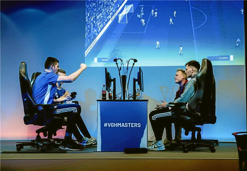 Fußballkreis Nordharz: E-Football zieht nicht mehr Zwei Teams, bestehend aus jeweils zwei Personen, spielen an der Play Station 5 gegeneinander die Fußballsimulation EA Sports FC, früher bekannt als FIFA. Foto: NFV