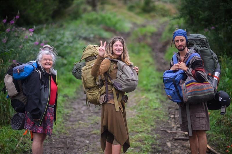 Zwei Teilnehmerinnen aus Holland und ein Teilnehmer aus Deutschland gehen zu ein...