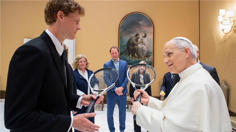 Papst Leo empfängt Tennisstar Sinner - „Wollen Sie spielen?“ Zwei Tennisspieler unter sich: der Weltranglistenerste Jannik Sinner (links) und Papst Leo XIV.