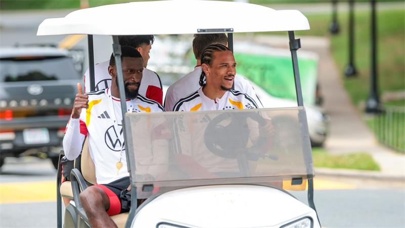 Zwei Umstrittene, die sich bestens verstehen: Beifahrer Antonio Rüdiger und Fahrer Leroy Sané (r) im Golfcart auf dem Weg zum Trainingsplatz. (Archivbild)  
