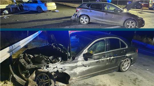 Mehrere beschädigte Autos stehen auf der Straße.