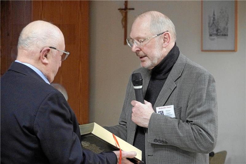 Harzburger Weihnachtszimmer ist dieses Jahr anders Zwei Urgesteine des Weihnachtszimmers: Emil Schwab (l.) hält Eugen Griesmayr die Bibel, aus der der Diakon im Ruhestand das Weihnachtsevangelium liest. Foto: Schlegel