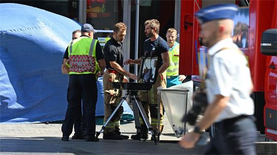 Zwei Verletzte werden in Krankenhäusern versorgt.