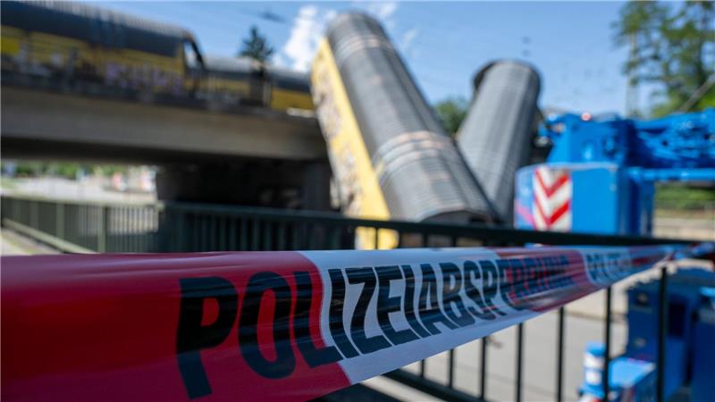 Güterzug-Waggons in München abgestürzt - Ein Toter Zwei Waggons sind in München von einer Brücke gestürzt.