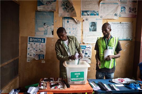 Zwei Wahlhelfer zählen die Stimmzettel in einem Wahllokal in Agulu. Die Präsidentschaftswahl in Nigeria, Afrikas bevölkerungsreichstem Land, ist trotz einiger Zwischenfälle überwiegend ruhig verlaufen.