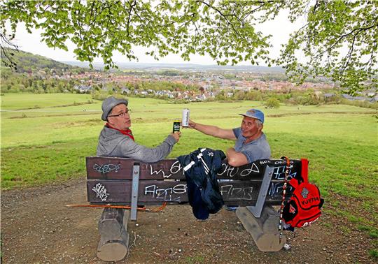 Zwei Wanderer prosten sich Vatertag 2021 über den Dächern der Stadt Goslar zu: In früheren Jahren kamen auf der Wiese zu Himmelfahrt Hunderte Ausflügler zusammen.  Archivfoto: Epping