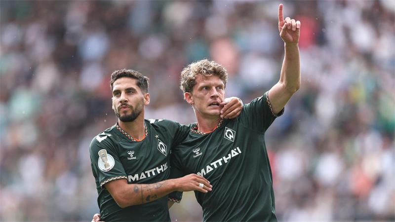 Zwei Werder-Torschützen unter sich: Jens Stage (r) und Ludovit Reis. 