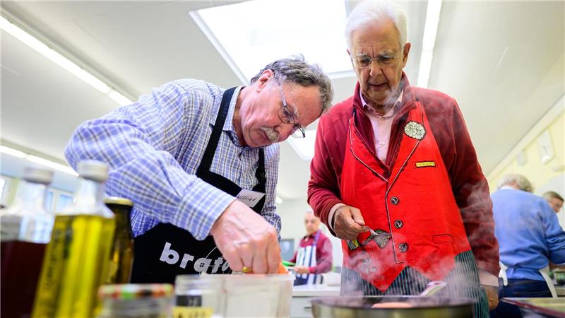 Witwer kochen Drei-Gänge-Menü – Gemeinschaft das Wichtigste Zwei Witwer lernen in einer Gruppe das Kochen.