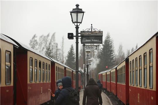 Zwei Züge der Harzer Schmalspurbahnen GmbH stehen auf dem Bahnhof Schierke.